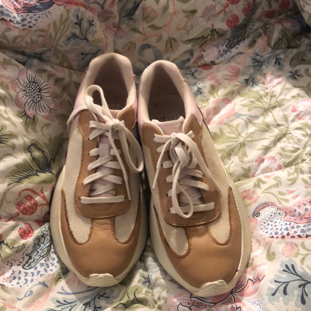 VGU Sorel tennis shoes size 8